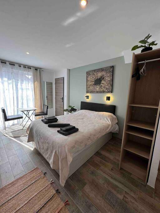 Gîte pour 2 personnes, avec jardin et jacuzzi à Tassin-la-Demi-Lune - 2