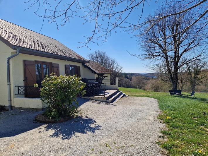 Gîte pour 4 personnes, avec vue sur le lac ainsi que vue et jardin à Liginiac
