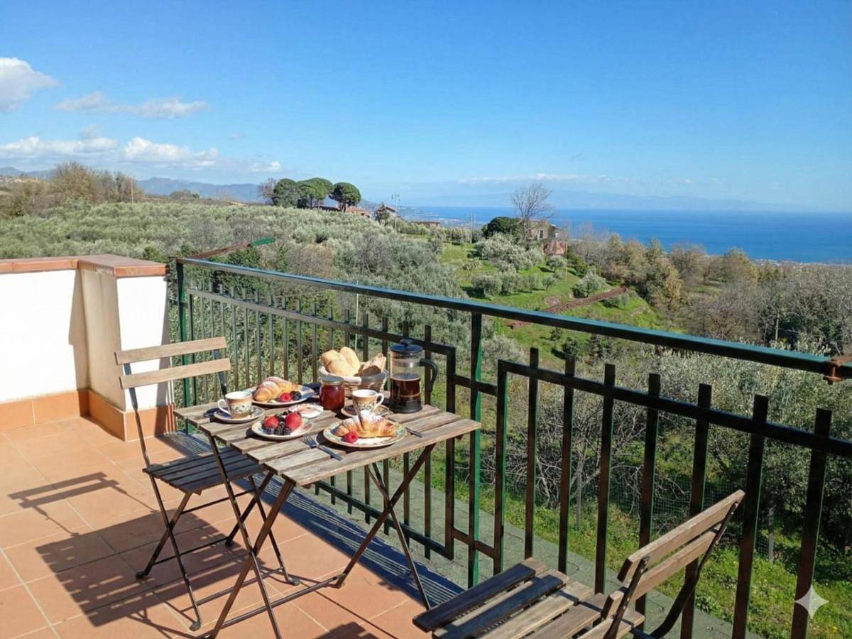 Mani Madre in Milo, Etna