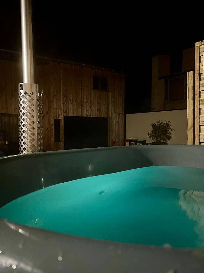 Gîte pour 4 personnes, avec Jacuzzi et Terrasse ainsi que Jardin et Piscine à Cercié