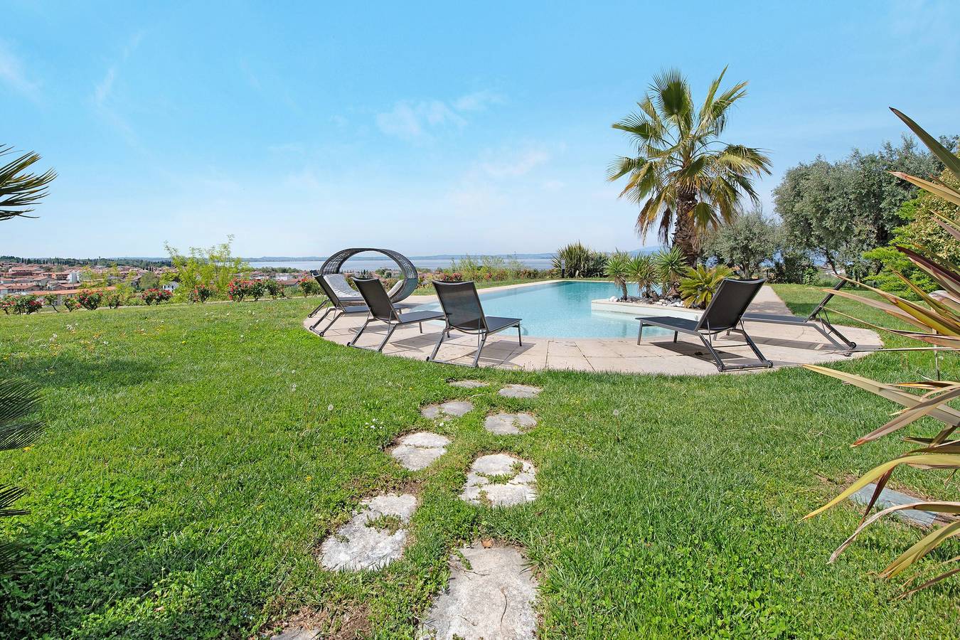 Villa Sellemond' mit Seeblick, Pool, Garten und Wlan in Lazise, Gardasee-Berge