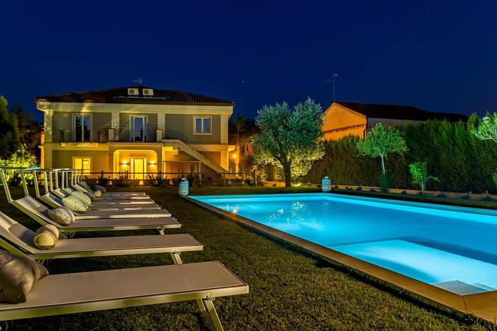 Casa vacanza per 12 persone, con piscina e giardino nonché panorama, con animali domestici a Fiumefreddo di Sicilia