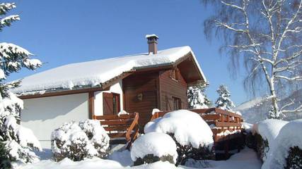 Gîte pour 8 personnes, avec terrasse ainsi que piscine et jardin à Le Thillot