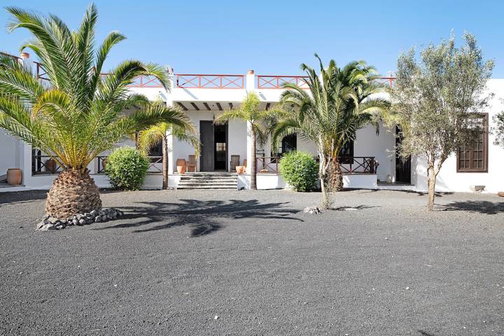 Country House 'Finca Emblemática - Nº3 Liria' with Mountain Views, Shared Pool and Wi-Fi in La Vegueta, Tinajo