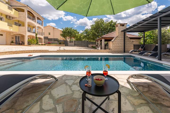 Villa für 12 Personen, mit Sauna und Terrasse sowie Garten, mit Haustier in Zadar