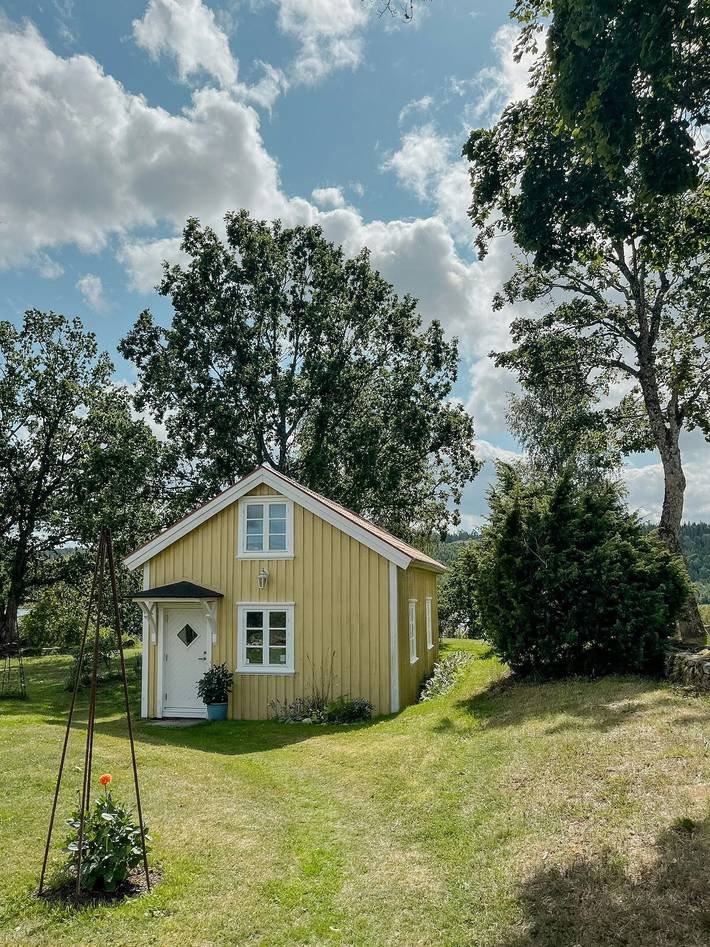 Nyrenoverad stuga vid Rydbosjön in Alingsås region, Västergötland