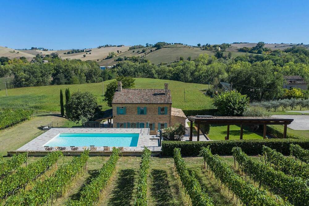 Prive villa met zwembad, airconditioning, wi-fi, huisdieren toegestaan, Marche in Mogliano, Provincie Macerata
