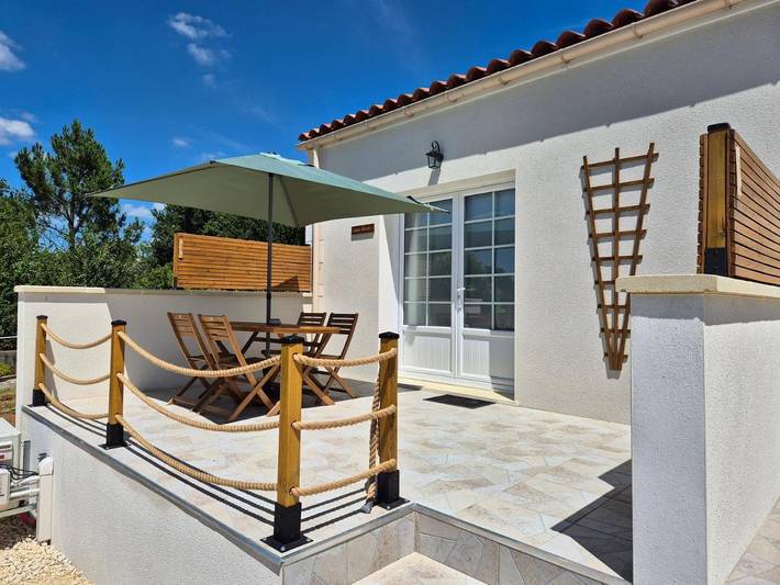 Location de vacances pour 2 personnes, avec piscine ainsi que vue et jardin à Soubran - 2