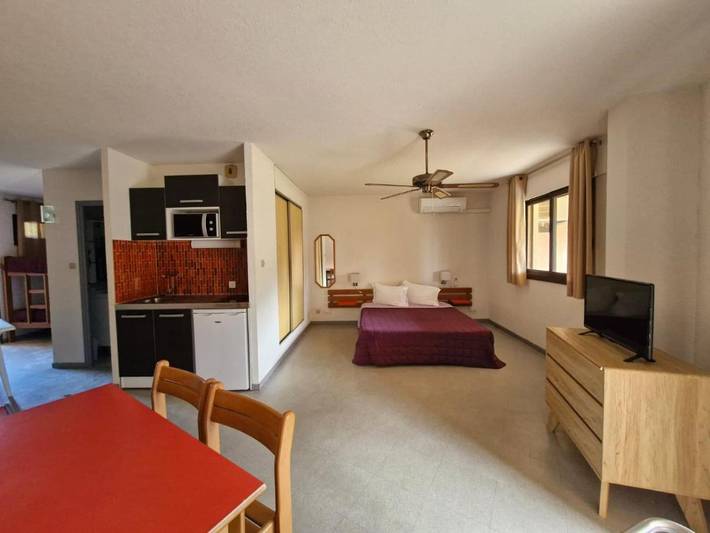 Gîte pour 4 personnes, avec piscine ainsi que vue et jardin dans Plage de Sagone