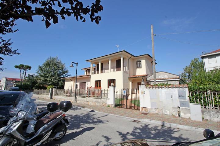 Appartement entier, Appartement de vacances pour 5 personnes avec terrasse in Marina di Massa, Massa (Italie)