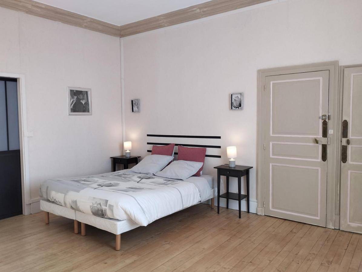 Small Double Room with Garden View in Le Blanc, Région de Le Blanc