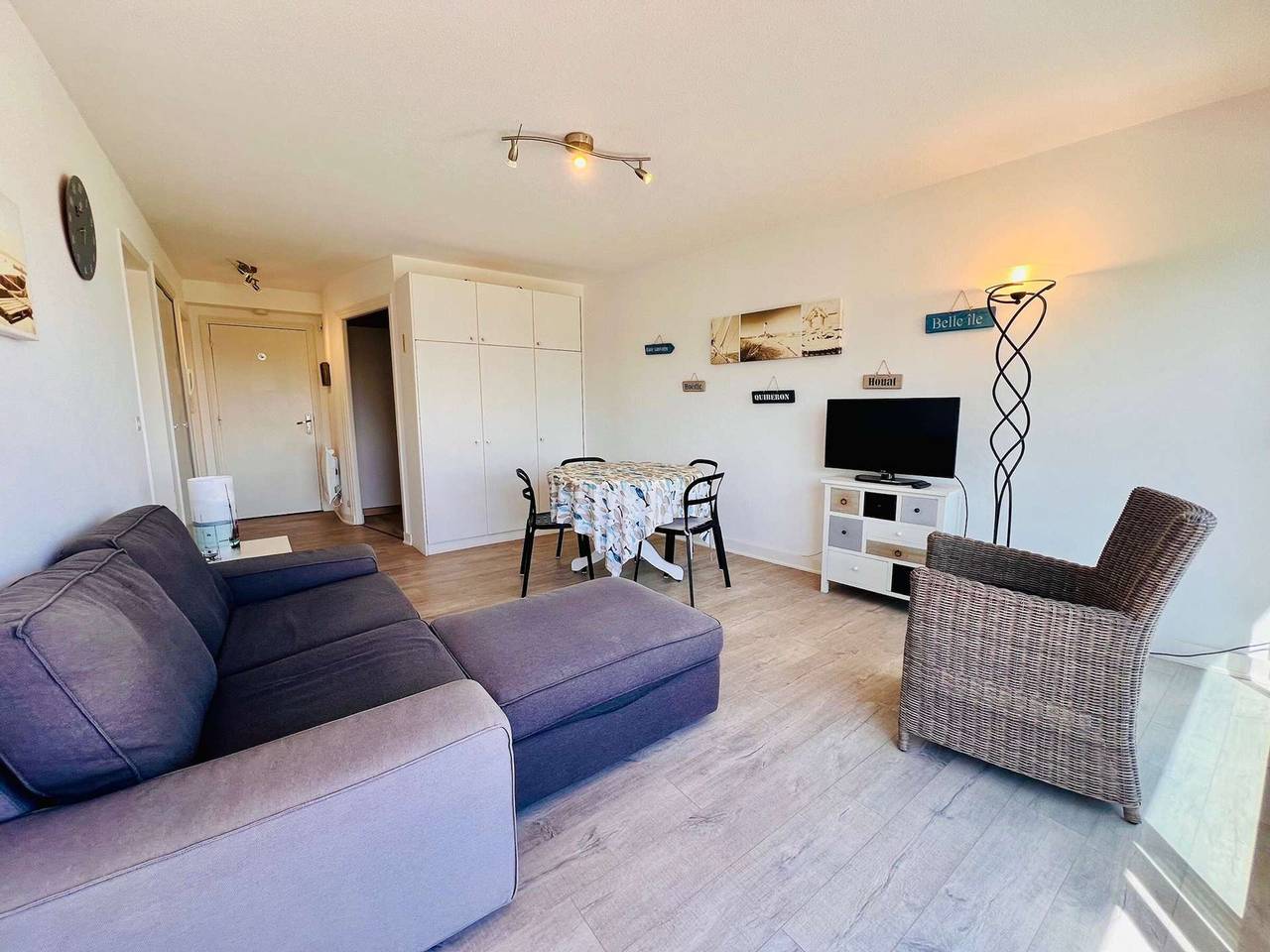Entire apartment, Charming 2-room apartment in Quiberon with balcony, parking, and wifi, pets allowed in Quiberon, Côte des Mégalithes