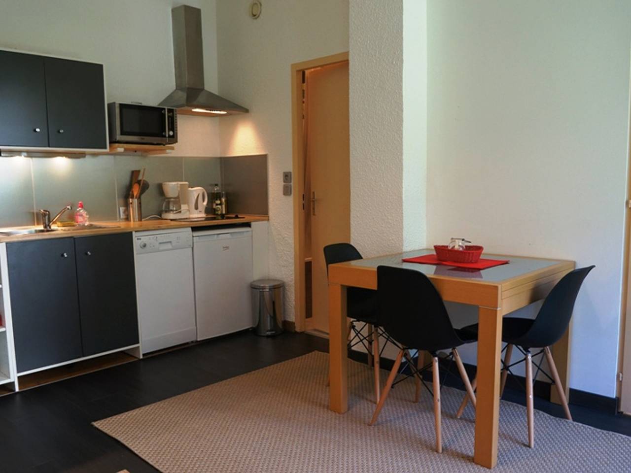 Ganze Wohnung, Charmant appartement T2 avec jardin, centre de Chamonix, proche commerces, pour 4 personnes, animaux ok in Brevent-Flegere, Chamonix