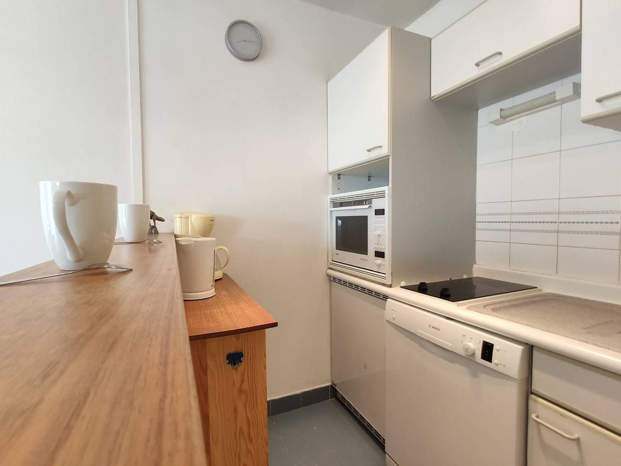 Entire apartment, Charming 1-Bed Appt, Sleeps 4, 100m from Beach, Private Parking, Terrace - Juan les Pins in Antibes, Mediterranean Coast (France)