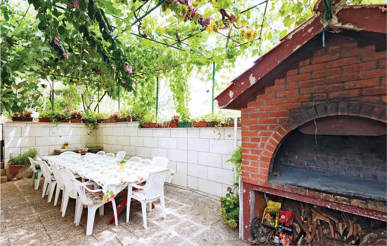Ganze Ferienwohnung, Gemütliche Wohnung mit Terrasse, WLAN und Parkplatz, 1,5 km vom Strand entfernt in Zadar Stadt, Zadar (Kommun)