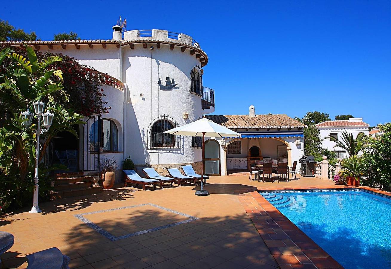 Villa 'Casa Pera' met zeezicht, zwembad, Wi-Fi, tuin & terras in Balcón al Mar, Jávea