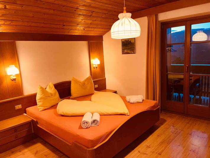 Geheel appartement, Vakantiewoning 'Residenz Zirmer Wohnung Wasser' met bergzicht, gedeelde tuin en wifi in Tiosels, Kastelruth