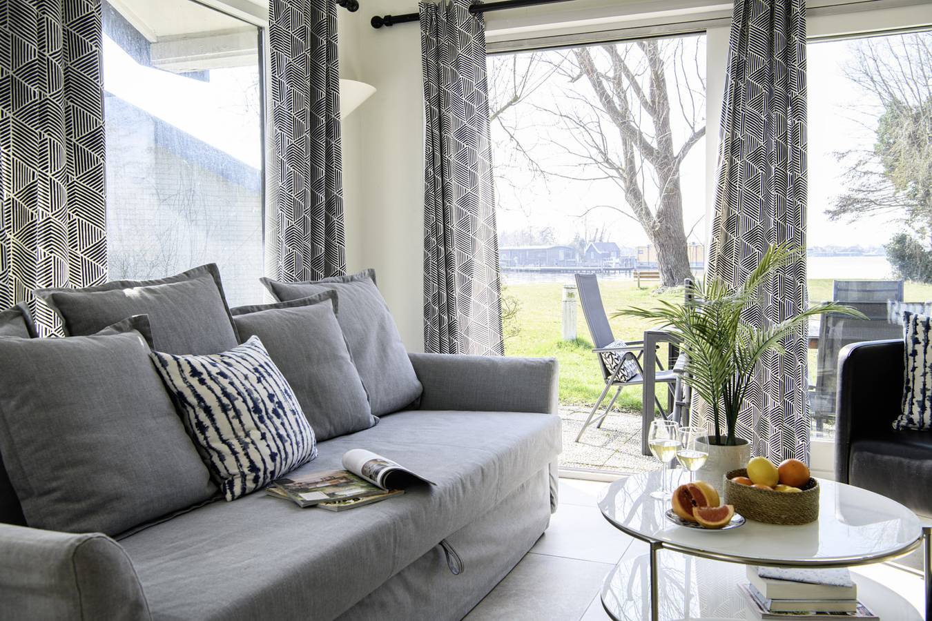 Moderner Bungalow für 6 Personen mit privatem Bootssteg im Park an den Loosdrecht-Seen. in Boomhoek, Loosdrecht