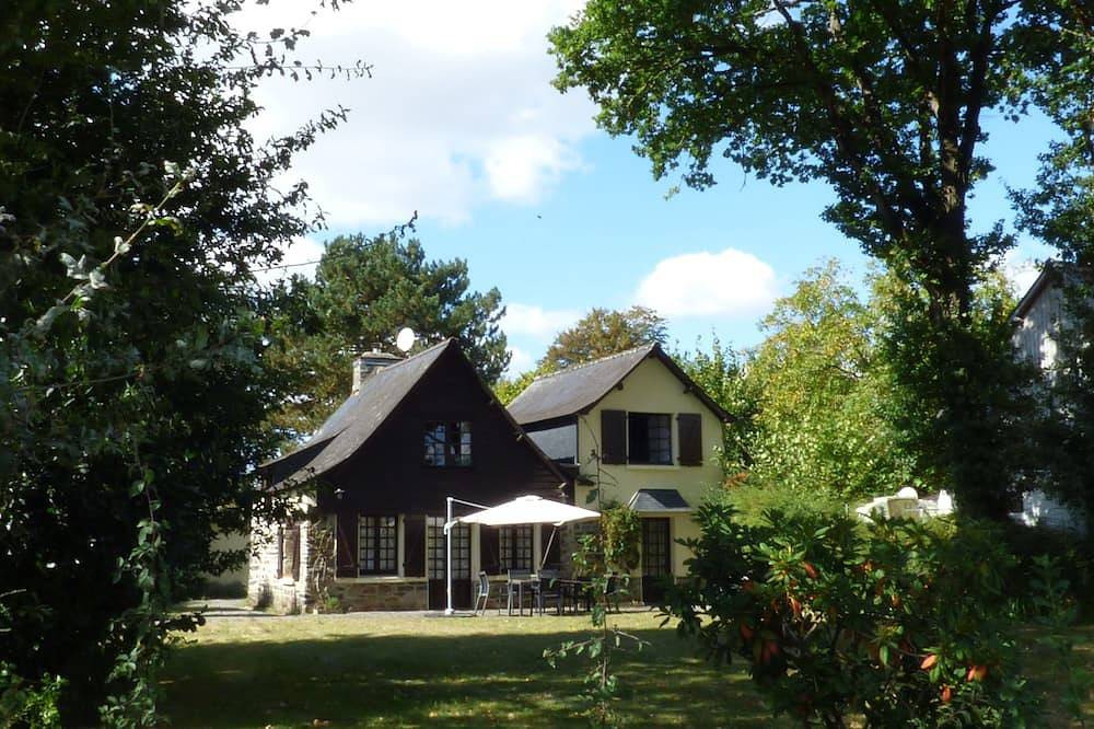 Stunning Brittany cottage right on the bank of the River Vilaine. in Guipry, Región de Redon