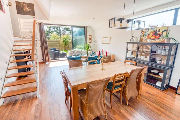 Location de vacances pour 8 personnes, avec balcon et jardin dans Pérello