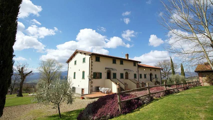 Appartamento per 3 persone, con idromassaggio e giardino nonché piscina a Poppi