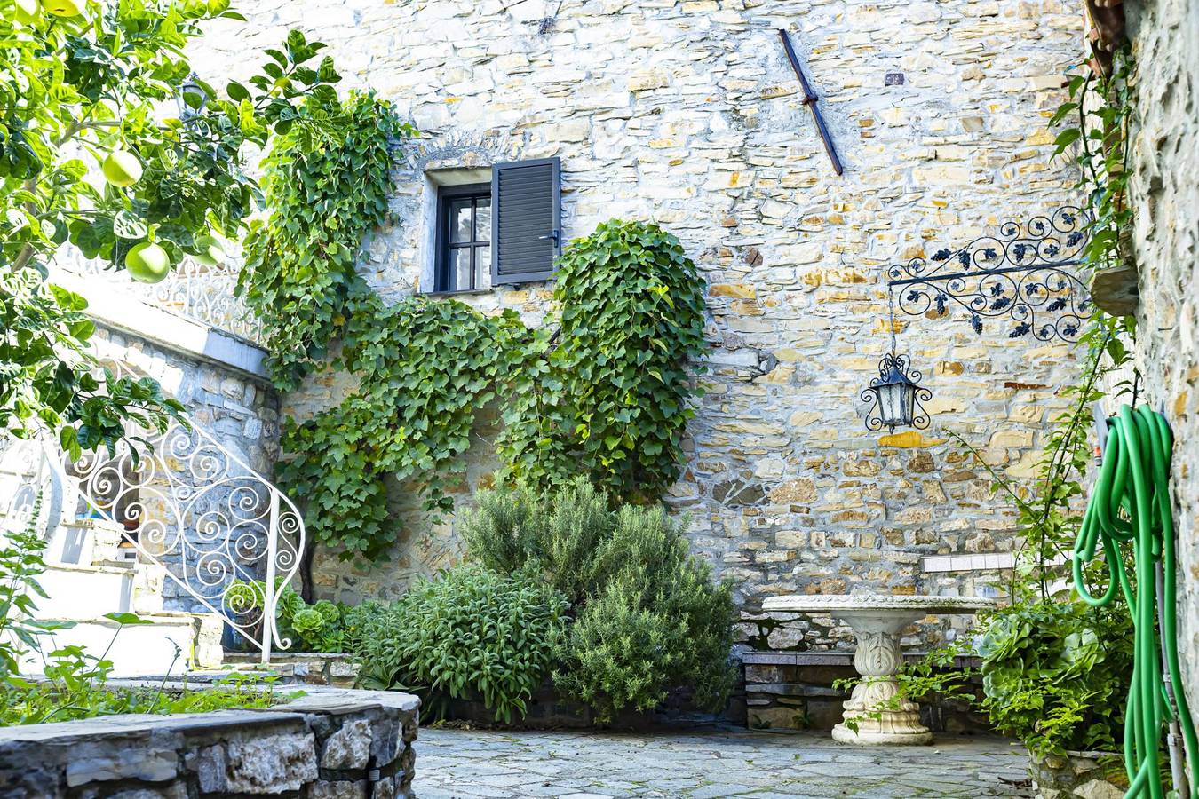 Ganze Ferienwohnung, Casa Jimmy - Tipica casa ligure con giardino in Cipressa, Riviera di Ponente