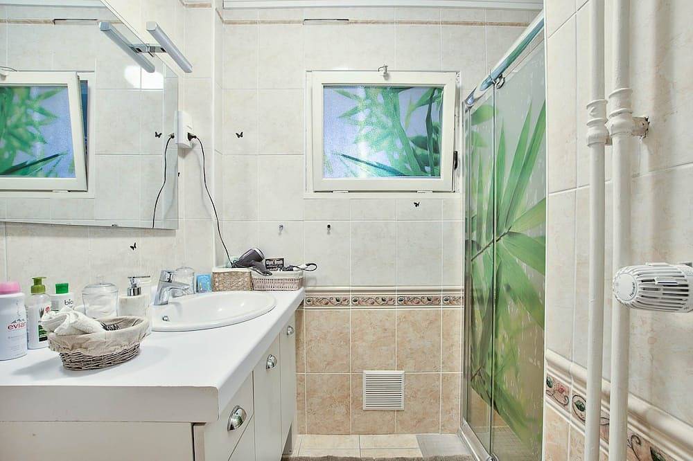 Entire apartment, “La Romance”: voluptuous and cozy! - Air conditioning and free/secure parking! in Villeurbanne, Rhône