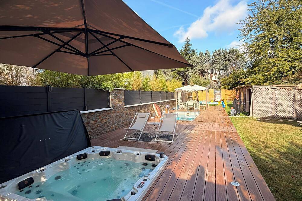 Ganze Wohnung, Cozy duplex with a garden, a playground for children, a pool, and an optional hot tub in Brétigny-sur-Orge, Essonne