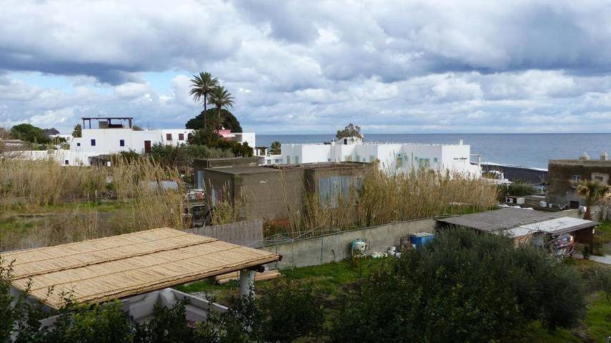 Gîte pour 2 personnes, avec terrasse ainsi que jardin et vue dans Stromboli - 4