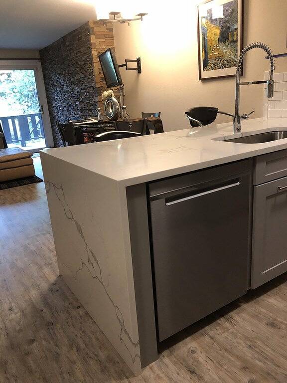 Ganze Wohnung, Ihr eigener privater Whirlpool, alle zu Fuß erreichbar, schönes großes Schlafzimmer in Vail Ski Resort, Vail