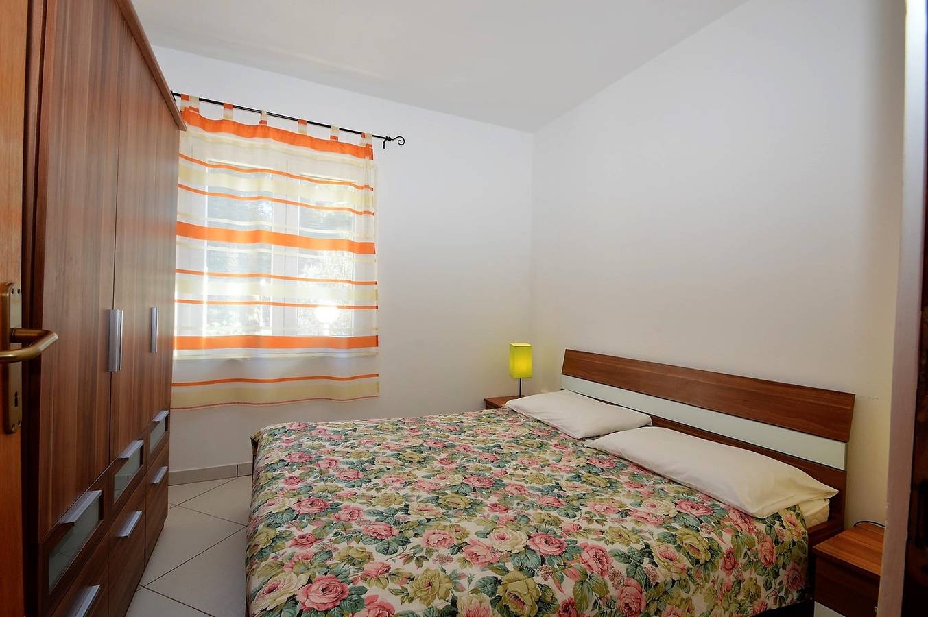 Ganze Wohnung, Wohnung Rahela 2 in Mali Lošinj, Zagazinjine. Das Erdgeschoss ist für 5 Personen geeignet und besteht aus: 1 Schlafzimmer mit 1 Doppelbett und 1 Einzelbett und 1 Schlafzimmer mit 1 Doppelbett, voll ausgestatteter Küche, Badezimmer mit Dusche und Terrasse mit Sitzgelegenheiten. in Mali Lošinj, Lošinj