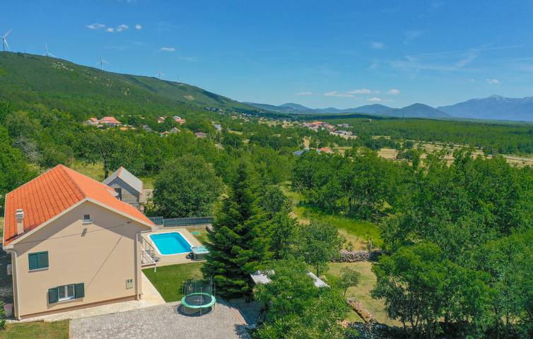 Gemütliche 2-Zimmer-Wohnung mit Pool, Terrasse und WLAN in Cista Velika, Dalmatinisches Zagora