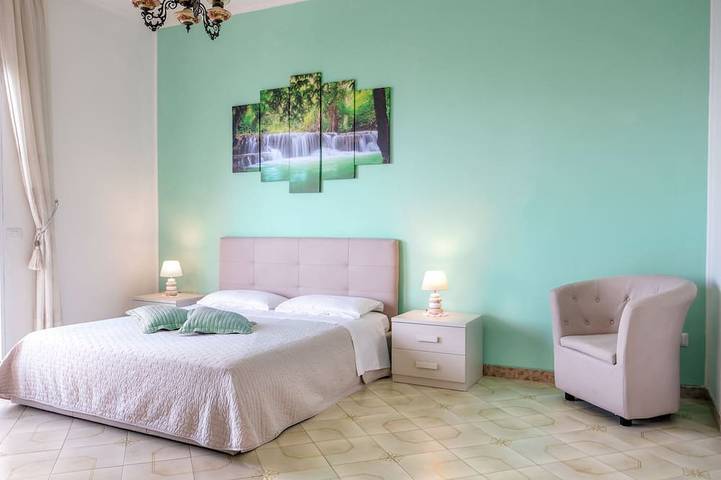 Chambre d’hôte pour 5 personnes, avec terrasse ainsi que piscine et jardin à Sorrento - 3