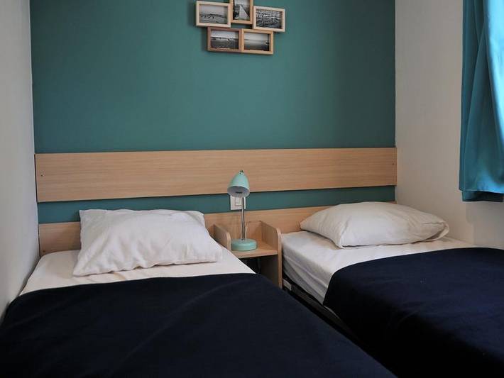 Camping Résidentiel La Pinède - Mobilhome 4 personnes - Grand Large Confort -2 chambres 30m²- *Clim, terrasse, Tv* in Castelnau-de-Guers, Côte méditerranéenne (France)