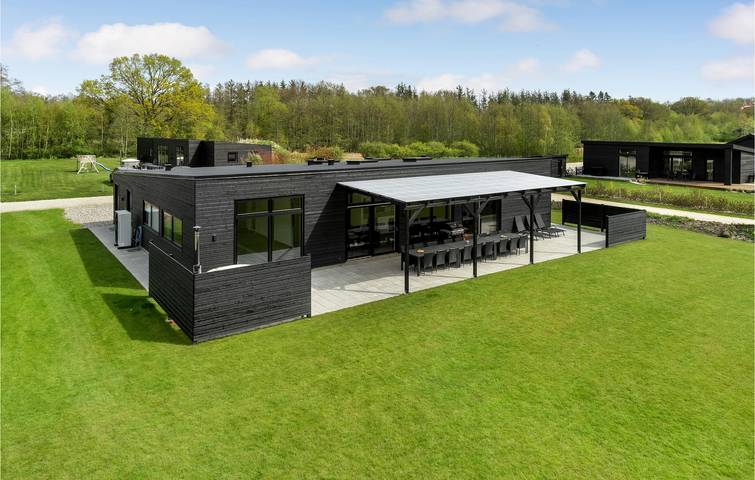 Ferieudlejning for 18 personer, med terrasse og pool såvel som jacuzzi og sauna, husdyr tilladt i Fjellerup Strand