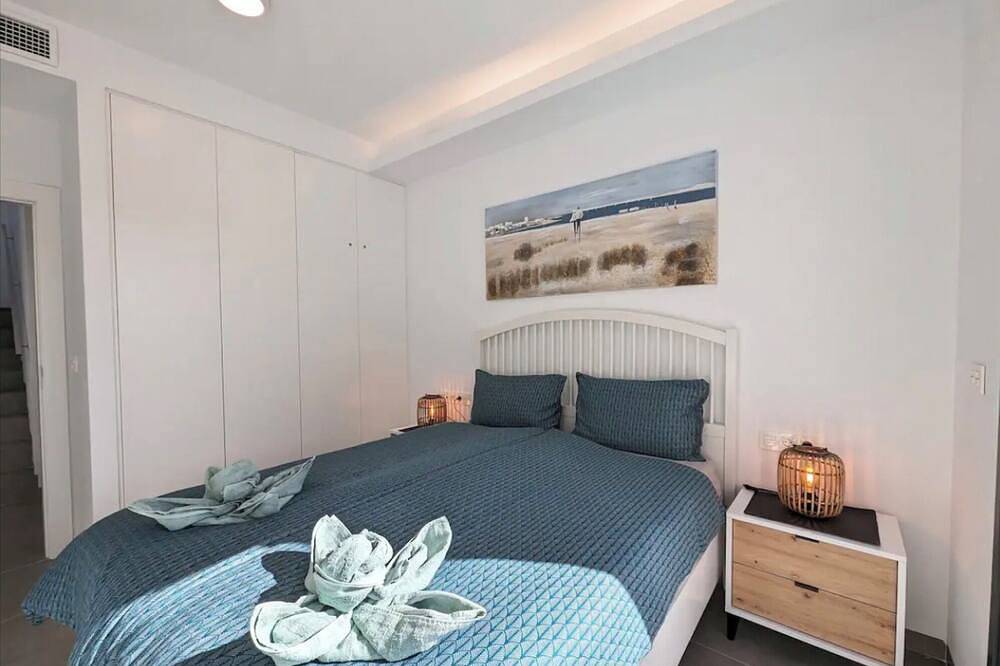 Villa amplia esquinera con piscina privada, Wi-Fi y aire acondicionado in La Herrada, Los Montesinos