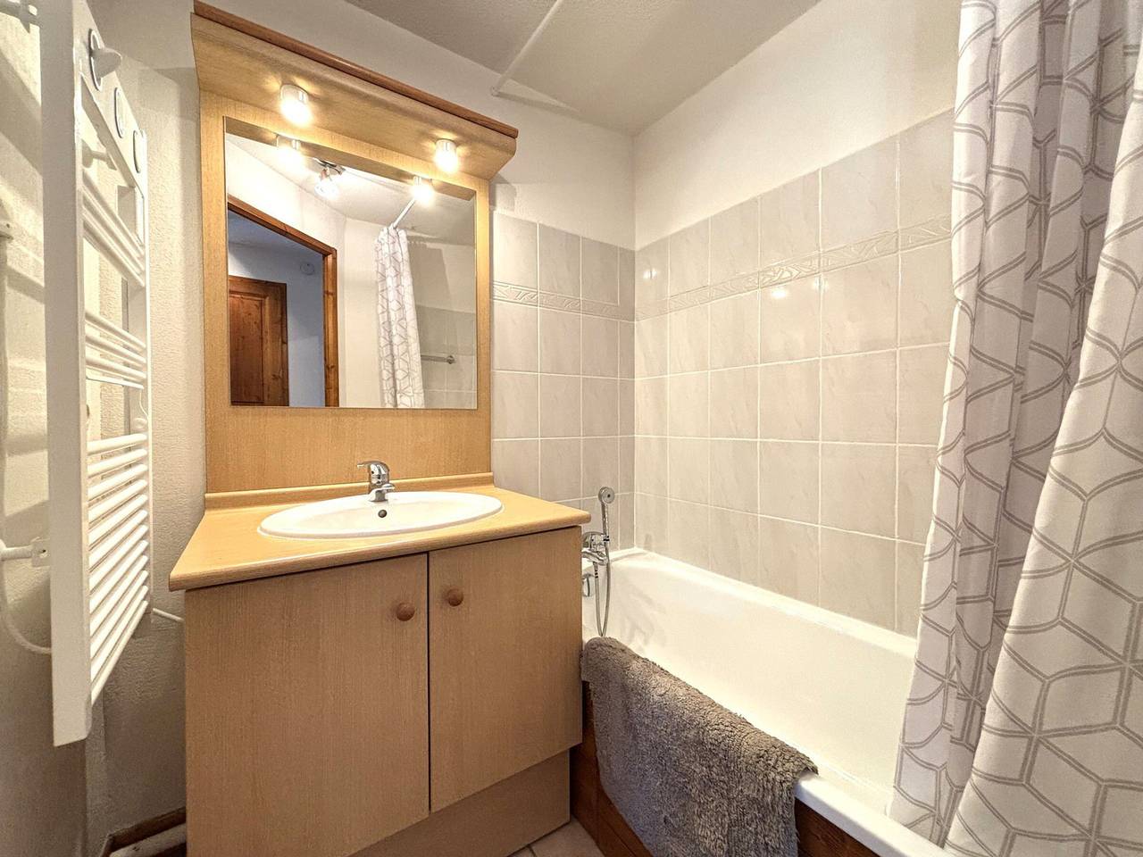 Ganze Wohnung, Gemütliche Wohnung an der Piste mit Parkplatz, für 4-6 Personen in Flumet, Albertville und Umgebung