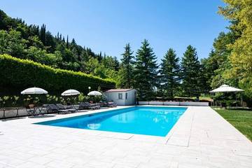 Gîte pour 2 personnes, avec piscine ainsi que jardin et vue, animaux acceptés à Fabriano