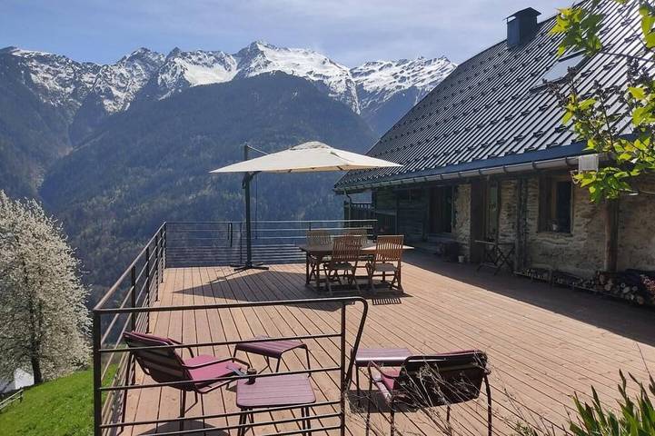 Location de vacances pour 10 personnes, avec terrasse ainsi que sauna et jardin à Queige