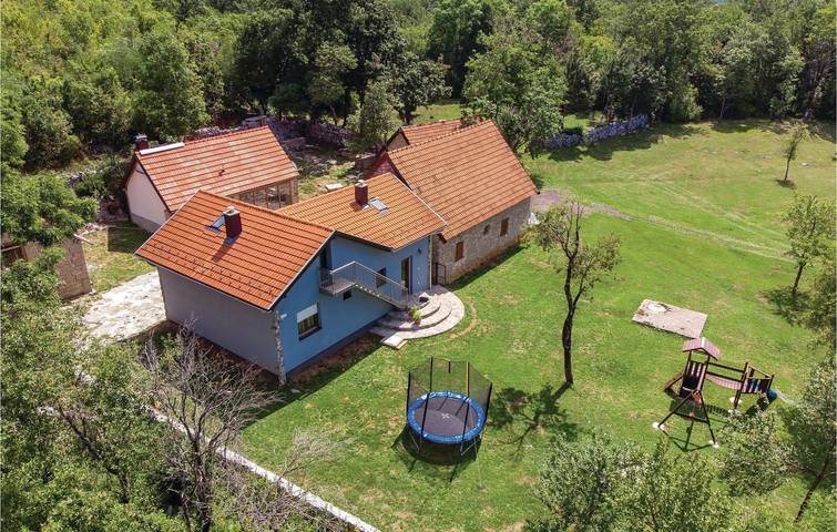 Gemütliche 1-Zimmer-Wohnung mit WLAN, Parkplatz und Terrasse in Gračac, Zadar