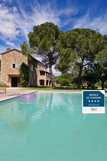 Gîte pour 4 personnes, avec piscine ainsi que jardin et jacuzzi, adapté aux familles à Saint-Martin-de-Valgalgues