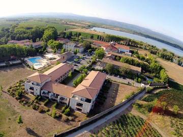 Gîte pour 6 personnes, avec terrasse et piscine ainsi que jardin et vue à Azille