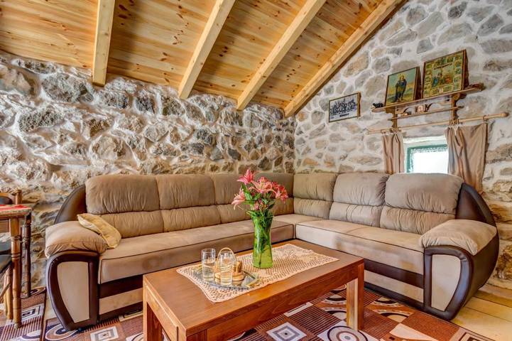 Casa vacanza per 4 persone, con panorama e giardino, adatto a famiglie con bambini in Montenegro