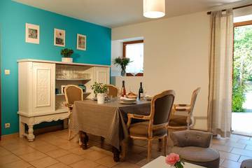 Gîte pour 4 personnes, avec terrasse ainsi que jardin et piscine, animaux acceptés à Vallières-les-Grandes