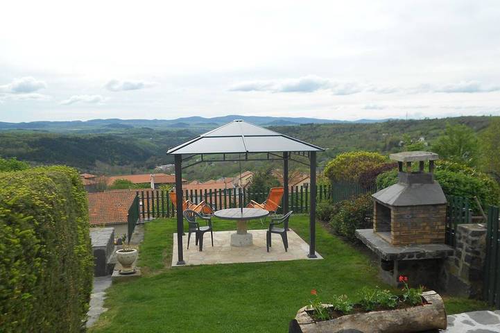 Location de vacances pour 2 personnes, avec terrasse et jardin à Le Monastier-sur-Gazeille