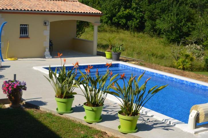 Chambre d’hôte pour 4 personnes, avec balcon et piscine ainsi que vue et jardin