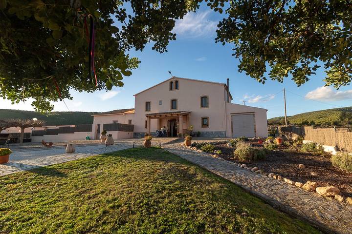 Granja para 17 personas, con vistas y jardín, Se admiten mascotas en Alt Penedès