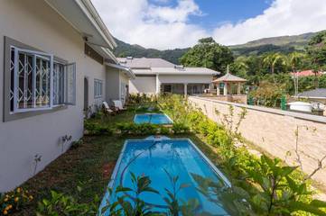 Maison de campagne pour 6 personnes, avec balcon et vue ainsi que jardin et piscine dans Beau Vallon