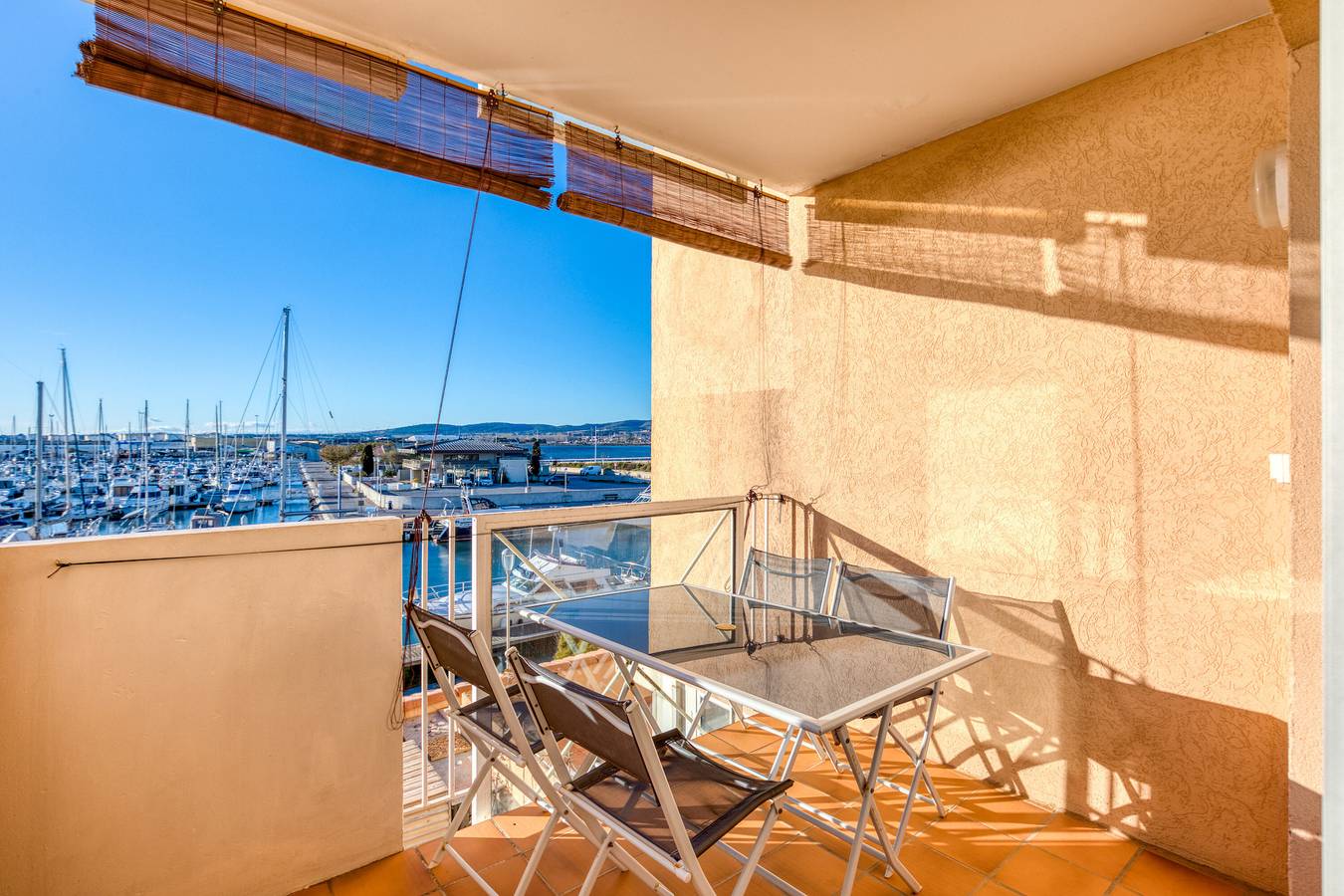 Hel lägenhet, Apartment 'Une Vue Au Dessus De La Marina' with Sea View and Private Terrace in Frontignan, Côte d'Améthyste