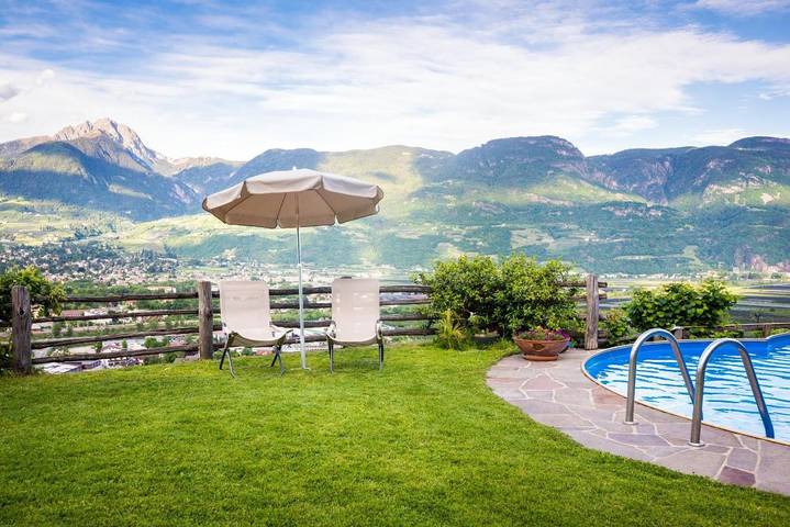 Ferienwohnung für 2 Personen, mit Balkon und Terrasse sowie Garten und Pool in Marling